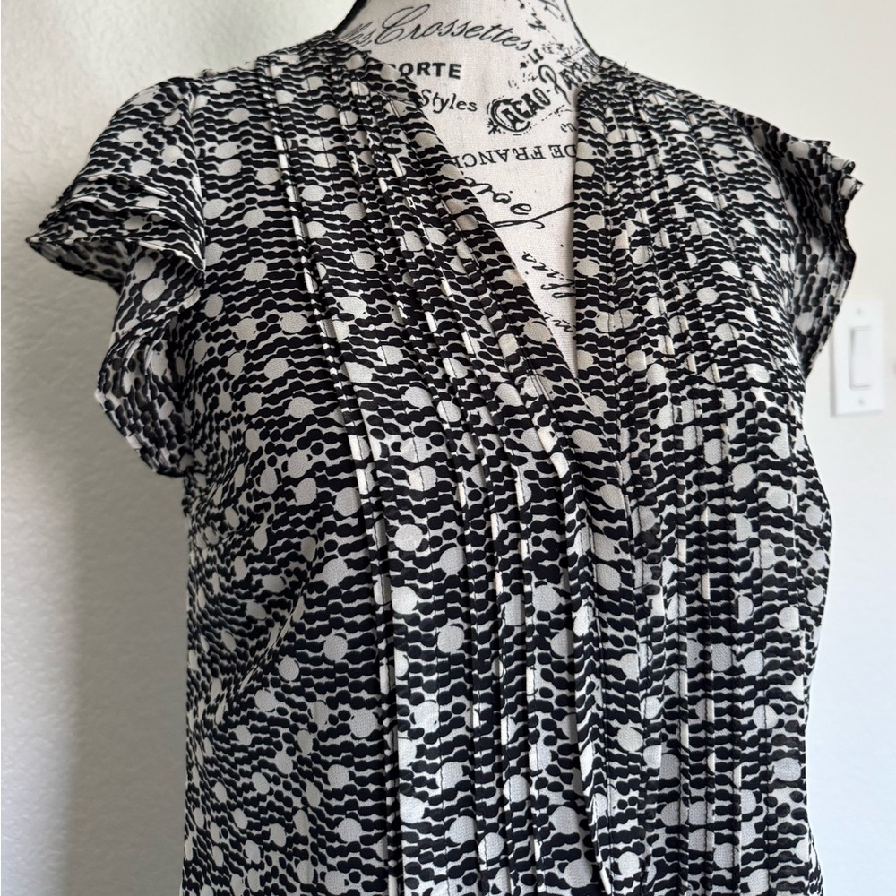 Elegant dolphin hem, waist tie, flutter sleeves, Black and White Midi Dress
